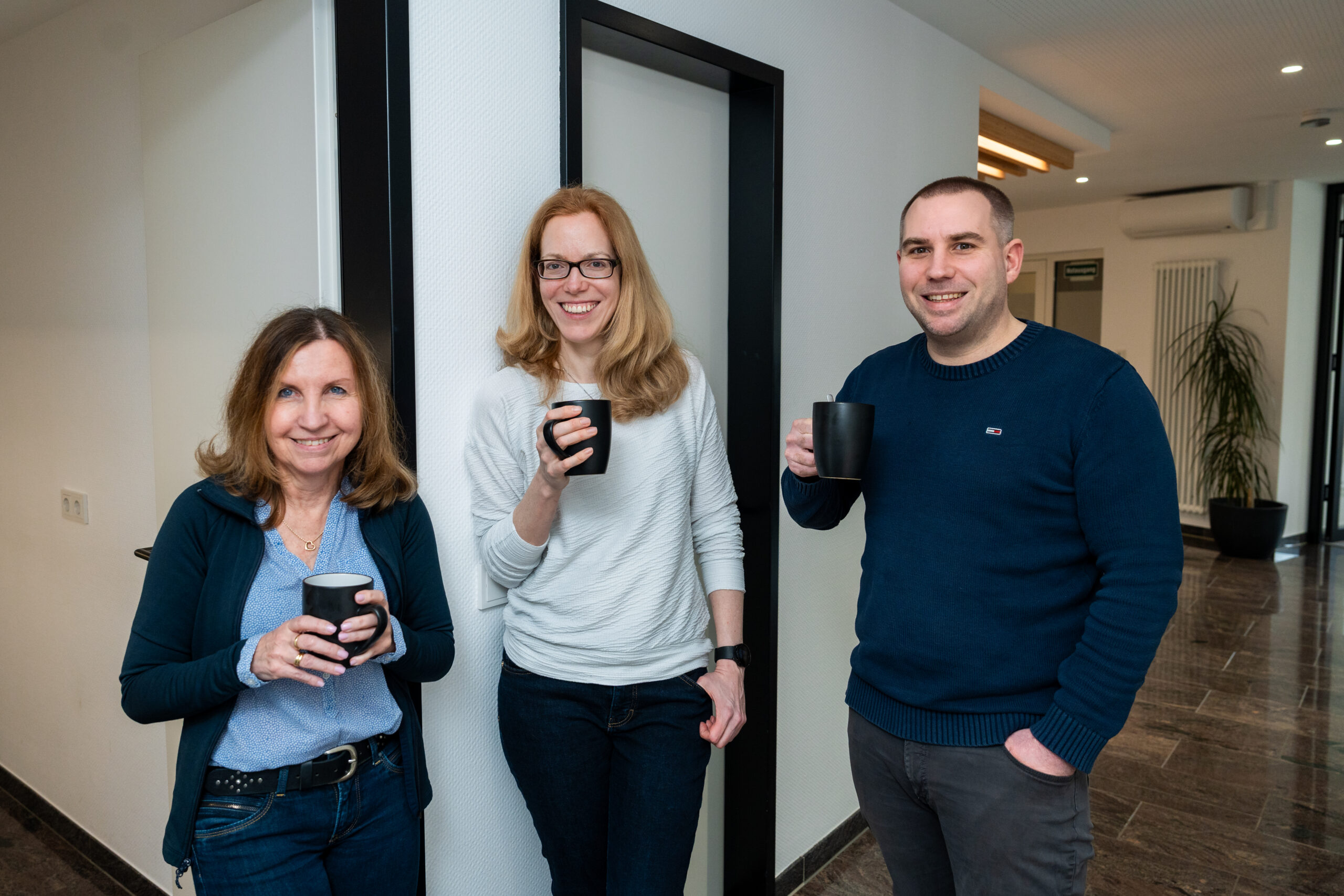 Mitarbeitende der Steuerberatungsgesellschaft Pauly in Kronberg bei einer Kaffeepause im modernen Buero