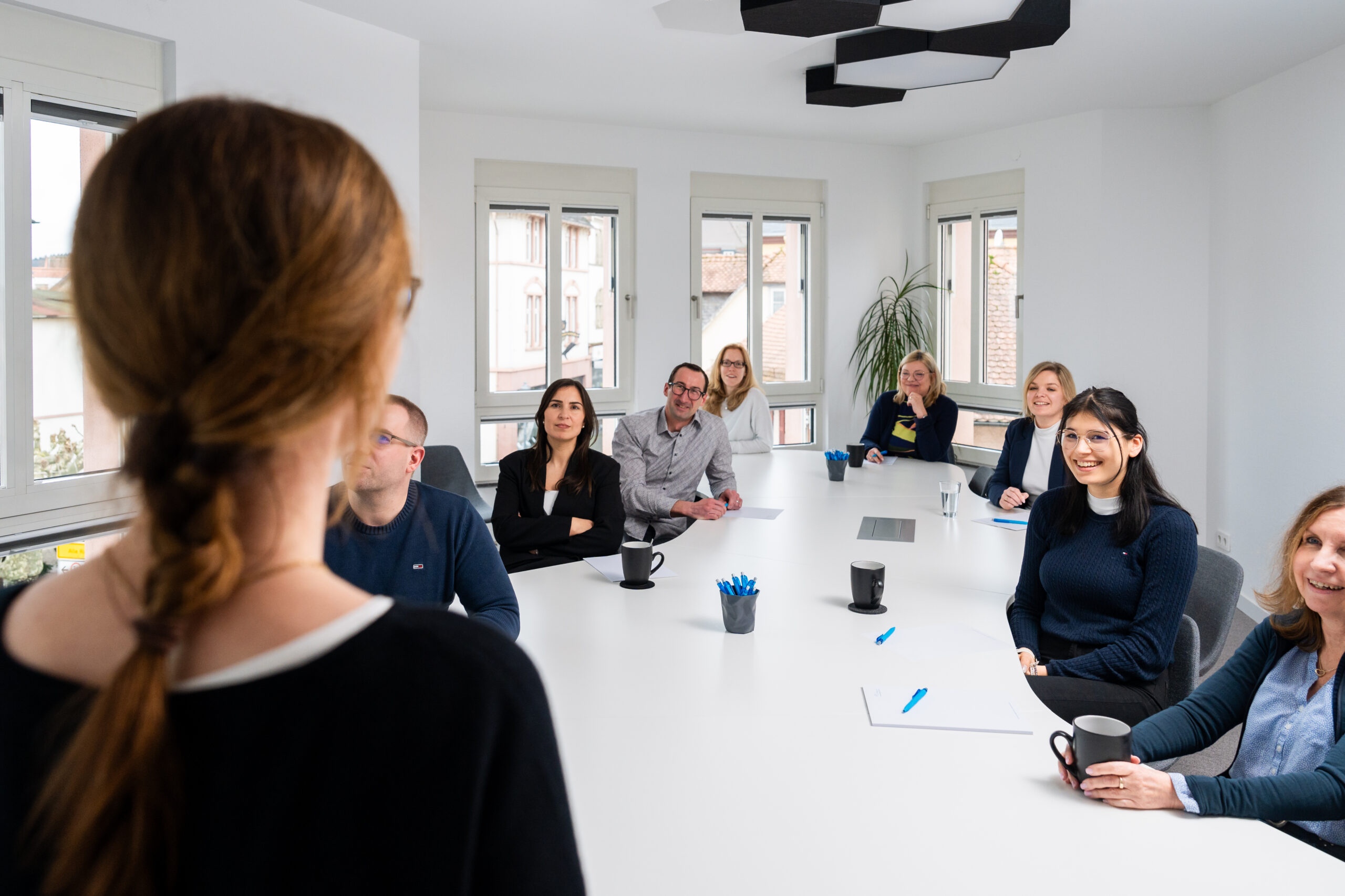 Mitarbeitende der Steuerberatungsgesellschaft Pauly in Kronberg bei einem Meeting am Konferenztisch